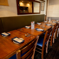 木の温もり豊かな12名掛けのロングテーブルは、歓送迎会やご親族・会社の集まりに最適です。仕切りのない開放的な配置で、端から端まで会話が弾む一体感を演出します。柔らかな照明の下、全員で一つのテーブルを囲みながら、窯焼きピッツァをシェアする賑やかで特別なひとときをお過ごしください。