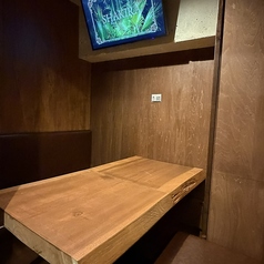 周囲を気にせずゆったりと寛げる完全個室を完備しております。モダンな内装に囲まれたプライベート空間は、特別な日のお祝いにもぴったり♪限られたお席となりますので、早めのご予約がおすすめです。落ち着いた雰囲気の中で、心ゆくまでお楽しみいただけます。