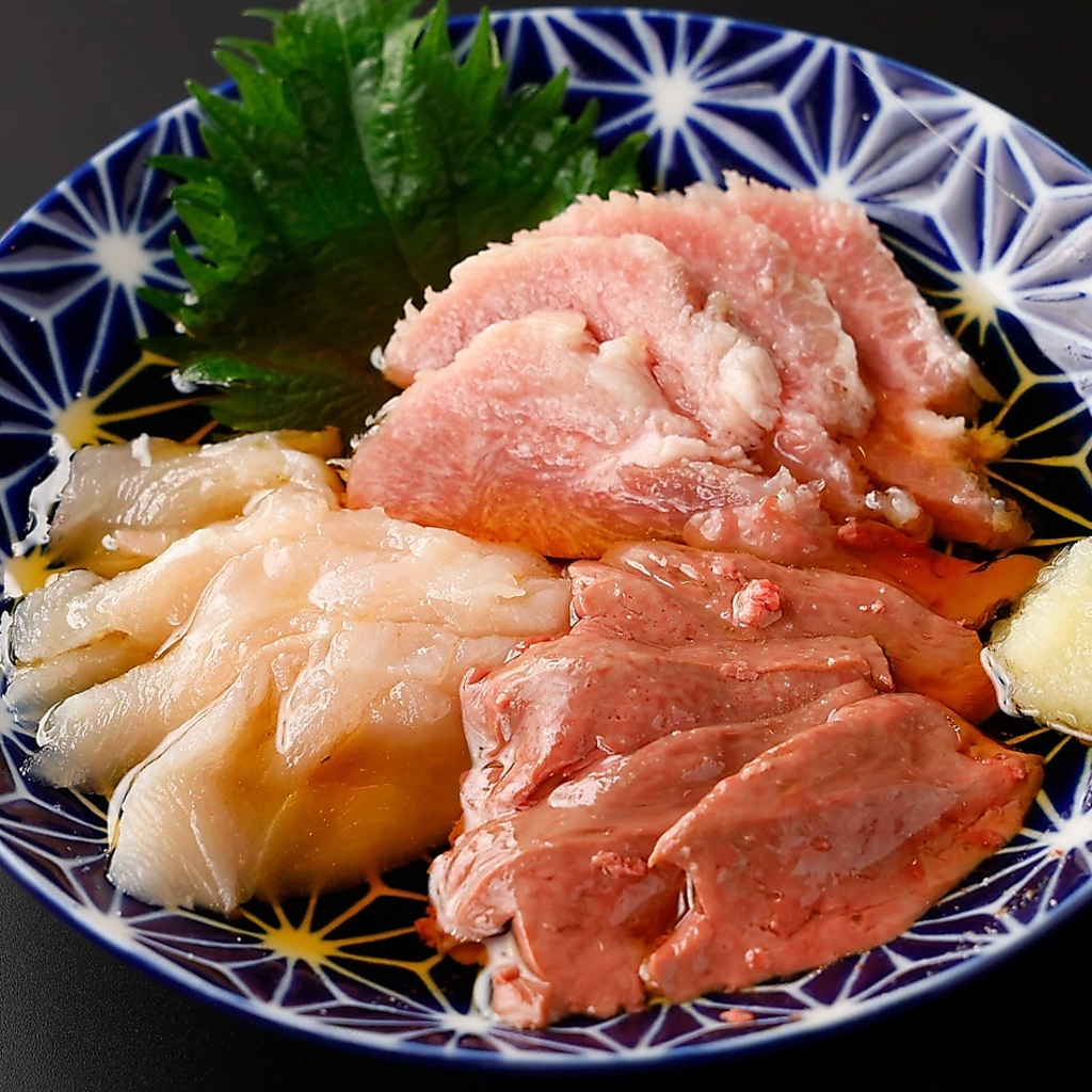 とろレバー、ささみユッケなど一皿で楽しめる欲張りな逸品「肉刺し盛り合わせ」♪低温調理で安心安全