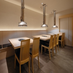 4名様掛けのテーブル席を2箇所ご用意しております！落ち着いた雰囲気の中で、家族や友人と共に心温まるひとときを過ごせます◎お肉に特化した隠れ家的な焼肉店で、特別な食事をお楽しみください。お肉以外にも、ご飯メニューや一品メニュー等を多数取り揃えております◎