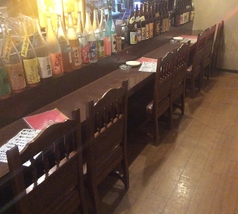 横並びは話がしやすく、気兼ねなくお食事、お酒が進むお席です。カップル、ご夫婦、同僚同士におすすめ♪