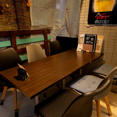 ビニールに覆われたテラス席を備え、2名様用のテーブルを用意しています。この特別な空間では、外の景色を楽しみながら、ゆったりとした時間を過ごすことができます。大切な方とのお食事や一人でゆっくりしたい時におすすめ!ペット同伴可能です◎