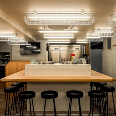 コの字を囲うカウンター席。