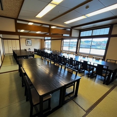 【２階個室：宝舟】２階から瀬田川と唐橋の絶景を望める大きな個室です。ご親族のお集まりや慶事・法要、またご接待やご宴会にも最適です。（個室のご予約は、予約時に「お席をリクエストする」を選択頂き、ご要望事項欄に「個室希望」とご記入をお願い致します。）