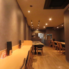 スタイリッシュでモダンな綺麗さあふれる店内には、少人数でも気兼ねなくゆったりと寛げるカウンター席をご用意しております。こだわりのドリンクや自慢の創作中華を片手に一日の疲れを癒したりと、日常を忘れてリラックス◎どなた様も自分だけの自由な贅沢な時間を、ぜひ心ゆくまでお過ごしください！