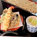 料理メニュー写真 天ぷらせいろ〈大海老一本・野菜〉