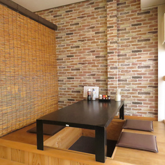 【掘りごたつテーブル席】地元のご友人や、気の置けないご友人との飲み会などにおすすめのお席です。コースは2時間飲み放題付きで2000円(税込)からご用意！