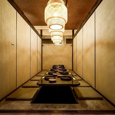 全席個室♪皆様扉付き完全個室へ案内★少人数～ご利用可能な少人数様向けのお席をはじめ、団体様向けの広々としたお席まで幅広くご案内可能です！足を伸ばして座れる優美なデザイナーズ空間でゆったりとお寛ぎ下さいませ。