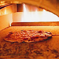 ご注文が入ってから、1枚1枚丁寧に一から作り、500度の窯で一気に焼き上げるピッツァは絶品です！