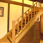 京町家を思わせる、木のぬくもりが趣深い階段。