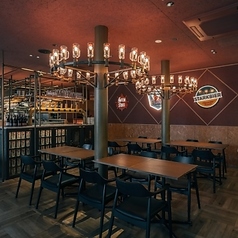 広々としたテーブル席は4席×8卓ございます。友人や同僚との食事から、ご家族での食事まで、幅広いシーンでご利用いただけます。ドイツのビアパブのような雰囲気の中で、賑やかなひとときをお過ごしください。