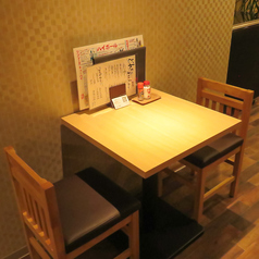 活気あふれる空間で、ふたりきりの時間を楽しめるテーブル席です。お仕事帰りのサク飲みや、友人との気軽な飲み会に最適。アツアツのたこ焼きをつつきながら、思わず会話が弾む親密な距離感が魅力です。ワイワイ賑やかな店内で、炉端の楽しさを満喫してください。