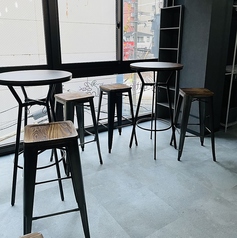 スタイリッシュなスツールが並ぶハイテーブル席は、グループでの利用やカジュアルな飲みに最適です◎お仕事帰りのサク飲みや、友人との賑やかなパーティーにも使い勝手抜群!