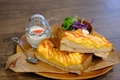 料理メニュー写真 ホワイトソースのハムたまチーズ
