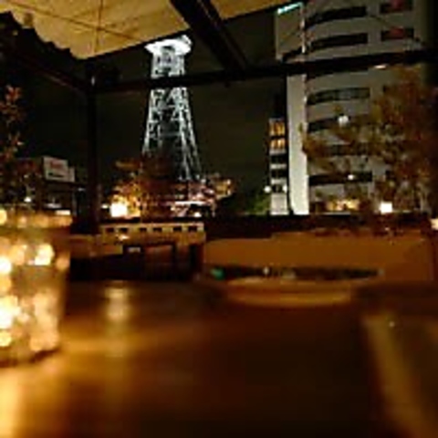 ライトアップされたテレビ塔を眺めながらソファー席でゆったりと