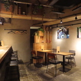 店内はシンプルながらもお洒落な内装になっております♪テーブル席は様々なレイアウトにご対応させて頂きますので、お気軽にご相談ください！宴会や女子会など、様々なシーンにおすすめです。是非、目黒にお越しの際はお立ち寄りくださいませ。
