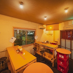 広々としたテーブルをご用意。少人数から大人数までご利用いただけます。