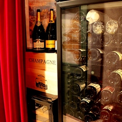 入口横にはワインセラーが。ソムリエのオーナーが選んだワインがたくさん！