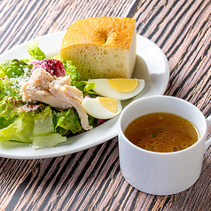 「下川六〇酵素卵と鶏むね肉のサラダ」と「オニオン＆ベーコンのスープ」