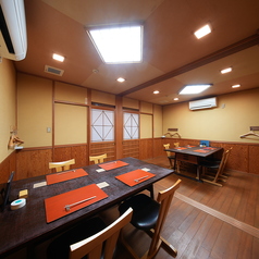 【ゆったりとお過ごしいただけるテーブル席】テーブルのお席はゆったりした大きめのテーブルがあるので、沢山お料理を並べても広く使えます♪美味しいお料理をお楽しみください◎また、必要に応じて仕切りを外し、隣の部屋と連結して広めの空間としてもご案内できます。