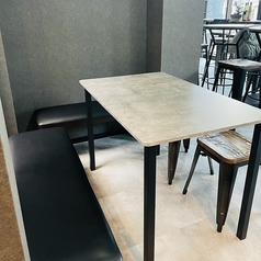 落ち着いてお食事を楽しみたい方には、広めのテーブル席がおすすめ♪座り心地の良いベンチシートは、長居したくなる心地よさです。コンクリート調の壁に囲まれたシックな空間は、デートや女子会にもぴったり◎