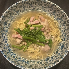 鶏もも肉とほうれん草のピリ辛バジリコスープ仕立て
