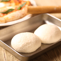 自家製ピザは毎日粉から生地を練り上げます！