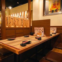 【口福屋(こうふくや) 川越駅前店】のんびりおくつろぎ頂ける掘りごたつ席。お席の貸切時は2名席を追加可能です◎専用半個室完備。少人数からご利用可能のお席をご用意しております。程よくプライベート感のあるお席なので、会社の宴会やデート、誕生日などにぴったりです！