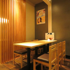 仲間と賑やかに飲みたいグループにぴったりのテーブル席です！タコ焼きを囲んで盛り上がれる、会社宴会やサークル飲み会に最適な広さをご用意しました。活気ある店内のムードで、心ゆくまで楽しい時間をお過ごしいただけます。6名様がゆったり座れる、当店のメイン席です！