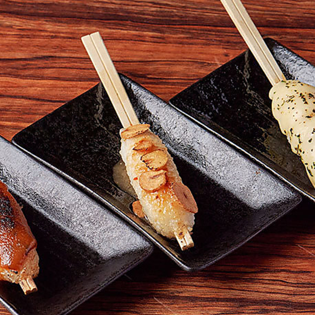 秋田の郷土料理！きりたんぽは本場の味を炭火で香ばしく焼き上げた、当店ならではのアレンジでご提供