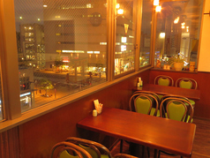 窓際のお席では、宇都宮の街を見ながらお食事ができます。夜は夜景がきれいなので、記念日パーティーや送別会にも◎