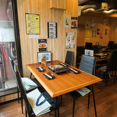 ３名～４名でのご利用いただけるテーブル席になります！仕事帰りに仲間と！小宴会などでご利用いただけます！