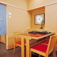 稼働壁により《4名×3部屋》または《5名～10名×1部屋》＋《4名×1部屋》としてご利用いただけます。