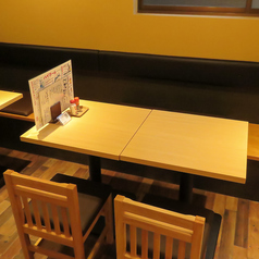 仲間うちで使いやすい、一番人気の4名様用テーブル席です。友人同士の飲み会や、少人数の打ち上げに最適。タコ焼きや一品料理を並べても余裕のある広さで、ワイワイ賑やかに楽しめます。熱気に包まれた活気ある酒場で、気の置けないメンバーと心ゆくまでお過ごしください！