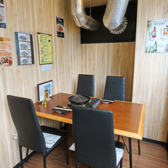 ３名～４名でのご利用いただけるテーブル席になります！仕事帰りに仲間と！小宴会などでご利用いただけます！