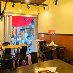 やきとん長良 NAGARAの店内は、木目調の温かみあるインテリアに、炭火の香りが漂う活気ある空間。高円寺駅から徒歩1分という好立地ながら、どこか懐かしく、肩肘張らずに過ごせる“街の酒場”の雰囲気が魅力です。