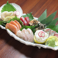 新鮮な食材を贅沢に使ったお刺身盛り合わせは、見た目にも美しく食欲をそそります。口に入れた瞬間、広がる新鮮な味わいが心を満たし、海の恵みをダイレクトに感じることができます。料理長の熟練の技が光る逸品が揃い、どれも心を打つ美味しさです。友人や大切な人との特別な時間を、美味しいお酒と共にお楽しみください。
