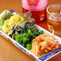 日替わりで楽しむ♪スパイス仕立ての【前菜盛り合わせ】の写真