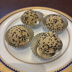 揚げ胡麻団子(4個)※追加1個165円 (税込)