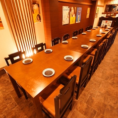 《1F》30名様まで貸し切りの宴会もOK！席レイアウトなどはご相談に応じてご用意いたします