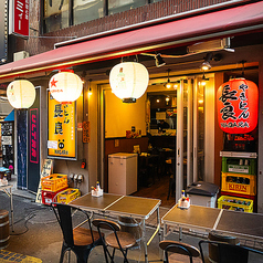 高円寺の高架下すぐ、開放感あふれるテラス席は、昼飲みや外飲みにぴったり！炭火の香りを感じながら、七輪で焼く“焼き刺し”を楽しめる特等席。