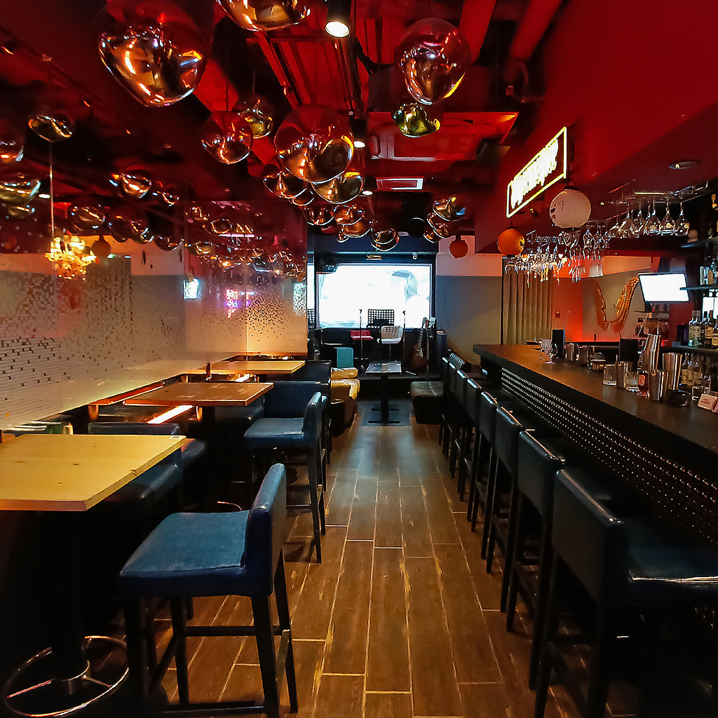 カウンター席もテーブル席も、全てがステージを望む特等席。音楽と美酒に酔いしれる夜をどうぞ。