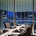 【チョット豪華なグルメ女子会も★】明るい光が差し込むランチタイムや、ムーディーなディナータイムなど、どの時間帯も絵になる洗練されたお席をご案内。見た目にも鮮やかなパスタやドルチェを囲めば、会話も弾むこと間違いなし♪ヒルトンプラザ内の贅沢な空間で、いつもより少し背伸びした女子会を叶えてください◎