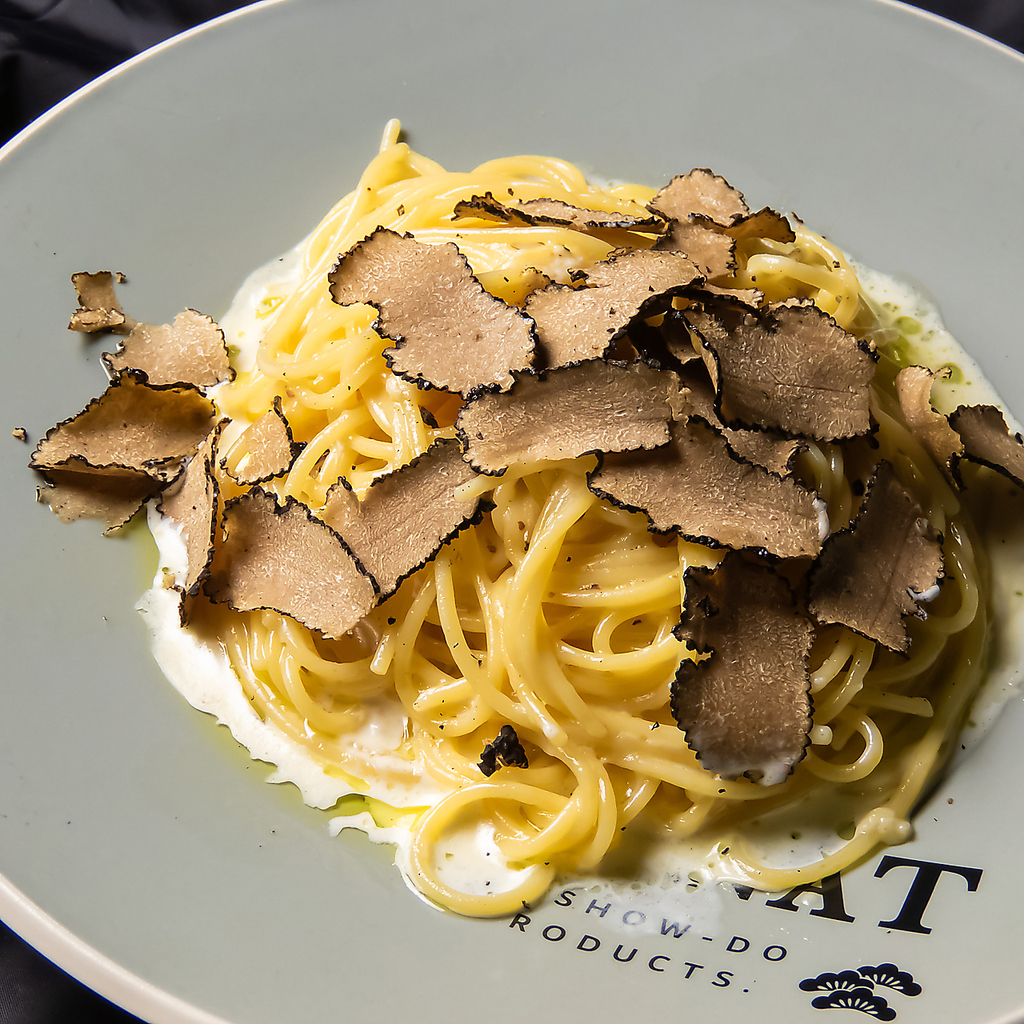大人気の「至高スパゲッティーニ」はフレッシュトリュフを贅沢に使用したクリームソースパスタです！