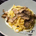 大人気の「至高スパゲッティーニ」はフレッシュトリュフを贅沢に使用したクリームソースパスタです！