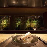 目の前で繰り広げられるシェフの華麗な技に酔いしれる