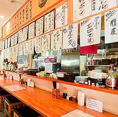 店内はアットホームで活気ある空間が広がっており、カウンター6席はその中心◎スタッフとの心地よい距離感で、温かいおもてなしを直に感じていただけます♪初めての方でもどこか落ち着く雰囲気の中で、こだわり抜いたうどんや一品料理を堪能。手打ち麺のゆがきたてを待つ時間も、この空間なら楽しく過ごせます◎