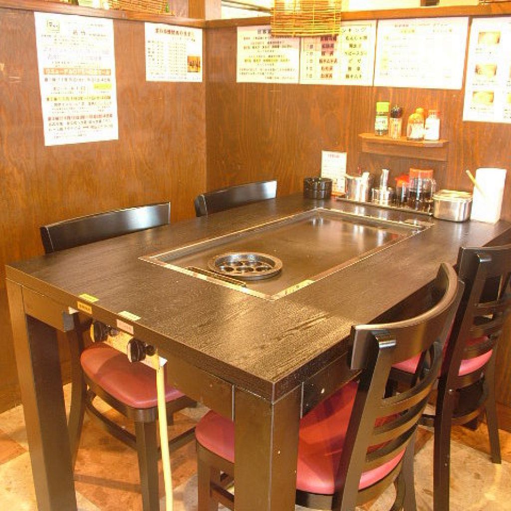 【店内２】NEW！テーブル席★なんと「たこ焼きスペース」ありの特製鉄板なんです。