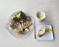 料理メニュー写真&nbsp;前菜サラダプレート+スープ+パン+選べるメイン料理