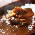 当店自慢の「特製カレー」も、もちろん食べ放題に含まれています！精肉卸直営店ならではの肉の旨みが溶け込んだ本格的な味わいで、しゃぶしゃぶ・すき焼きに次ぐ隠れた人気メニューです。福井県産あきさかりを使用したご飯と一緒にどうぞ。豪華なビュッフェのラインナップを最後まで飽きずにお楽しみいただけます。
